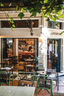 Το Λούβρον: Το σύγχρονο καφενείο του Παγκρατίου σερβίρει μια γεύση από παράδοση.