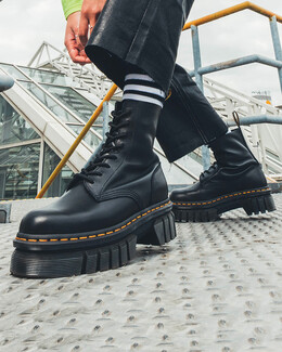 Dr. Martens: Με νέα, ανάλαφρη σόλα στην platforms συλλογή, η κληρονομιά συναντά την καινοτομία