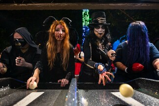 Gamers, Cosplayers και Spooky Clowns σε ένα τρομακτικό θέαμα στο Allou! Fun Park