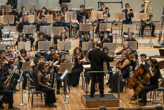 Ο αρχιμουσικός Stefan Geiger διευθύνει την Underground Youth Orchestra