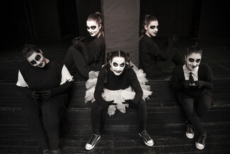 Free freaks: Η νέα θεατρική παράσταση της Ομάδας Πλάνη στο Θέατρο Βαφείο - Λάκης Καραλής Free Freaks Theatrical team