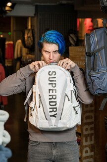 O Good Job Nicky επισκέπτεται το Superdry Store Γλυφάδας στο πιο κεφάτο shopping day και ανακαλύπτει τη νέα συλλογή FW22