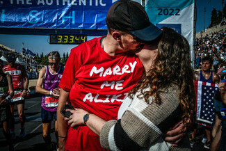 Έτρεξε 42 χλμ. στον Μαραθώνιο και έκανε πρόταση γάμου στον τερματισμό: «Αλίκη παντρέψου με!»