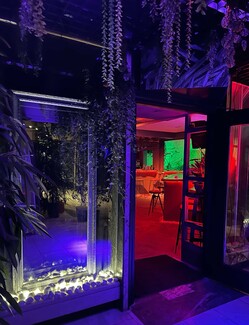 Rook bar: Ποτό και διασκέδαση σε έναν τροπικό κήπο στο κέντρο της πόλης