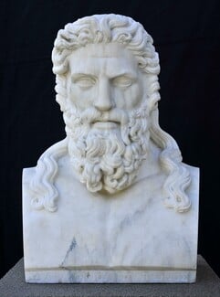 Απόηχοι κλονισμένου μεγαλείου ανάμεσα στα γλυπτά 