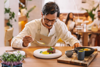 Around the table: Τα εορταστικά μας ραντεβού δίνονται έξω για ξεχωριστές γαστρονομικές εμπειρίες