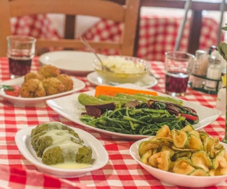 Κισσός: Ελληνικές παραδοσιακές γεύσεις σε μια πλακόστρωτη αυλή.