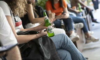 «Μυθικές» συναντήσεις που μας χωράνε ΟΛΟΥΣ από τη μπύρα Mythos