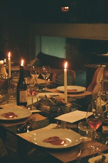  το Supper Club του Mona επιστρέφει αυτό το φθινόπωρο με ένα νέο πρόγραμμα pop-up γαστρονομικών εκδηλώσεων στο χώρο του εστιατορίου του στο Μοναστηράκι, στο κέντρο της Αθήνας.