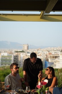 Το ολοκαίνουργιο έργο του street artist b. στη στοά του Moxy Athens City