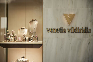 Το ανανεωμένο τριώροφο νεοκλασικό κτήριο του Τσίλλερ, ανοίγει και πάλι τις πόρτες του για να φιλοξενήσει τον οίκο VENETIA VILDIRIDIS
