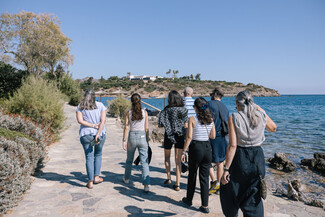 Μπορούμε να δημιουργήσουμε μια κοινωνία που πραγματικά νοιάζεται και φροντίζει;