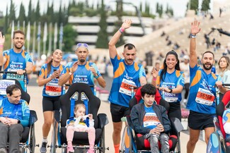 Stoiximan Wheels Of Change: Η ομάδα της Stoiximan στέλνει ένα ηχηρό κοινωνικό μήνυμα για την ισότητα στον αθλητισμό στον 40o Αυθεντικό Μαραθώνιο Αθήνας