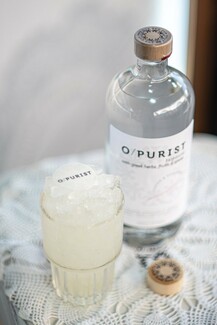 Το new age τσίπουρο που έφτιαξαν 10 bartenders πίνεται στα μπαρ και (δεν θα μπορούσε να μην) είναι next level