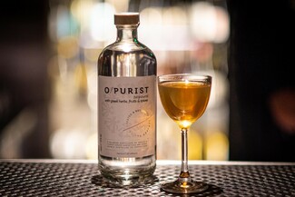 Το new age τσίπουρο που έφτιαξαν 10 bartenders πίνεται στα μπαρ και (δεν θα μπορούσε να μην) είναι next level
