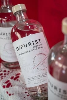 Το new age τσίπουρο που έφτιαξαν 10 bartenders πίνεται στα μπαρ και (δεν θα μπορούσε να μην) είναι next level