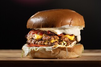 ΠΑΞΜΑΝ @ PAX Burgers: To νέο smashed burger του Σταύρου Βαρθαλίτη θα σε κάνει να το ζητάς ξανά και ξανά