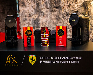 O L'OR Espresso λανσάρει τη συλλογή Passione Rossa: Εμπνευσμένη από τη συνεργασία με τη Ferrari Hypercar