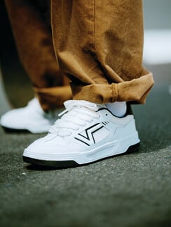 Vans Upland: Το παπούτσι που έγινε συνώνυμο της street κουλτούρας από τα 00s μέχρι σήμερα