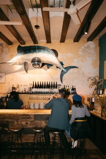 Ένα από τα πιο εμβληματικά wine bar του κόσμου έρχεται στην Αθήνα για τα δεύτερα γενέθλια του Pharaoh