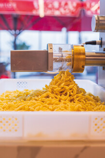 Mailo’s The Pasta Project: Η μακαρονάδα που έγινε lifestyle συνοδεύει τη βόλτα δίπλα στη θάλασσα