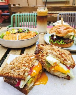 Momo: Μας έμαθε το brunch και παραμένει αγαπημένο στέκι