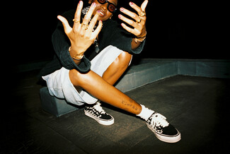 Η Little Simz γράφει τη δική της ιστορία στο stage με τα Premium Old Skool της Vans