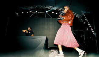 Η Little Simz γράφει τη δική της ιστορία στο stage με τα Premium Old Skool της Vans