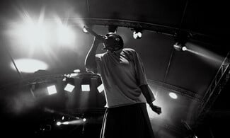 Η Little Simz γράφει τη δική της ιστορία στο stage με τα Premium Old Skool της Vans