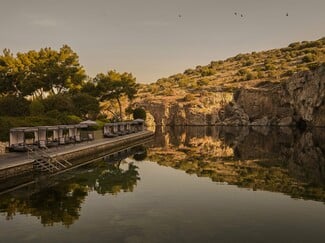 LAKE VOULIAGMENI x ZEUS + ΔIONE: Μια στρατηγική σύµπραξη στο πιο εµβληµατικό φυσικό τοπόσηµο της Αθηναϊκής Ριβιέρας