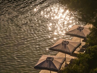 LAKE VOULIAGMENI x ZEUS + ΔIONE: Μια στρατηγική σύµπραξη στο πιο εµβληµατικό φυσικό τοπόσηµο της Αθηναϊκής Ριβιέρας