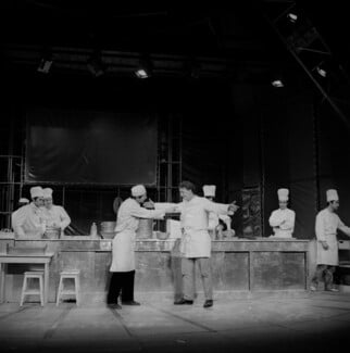 Η Αριάν Μνουσκίν τα βάζει με τους δράκους της Ιστορίας
