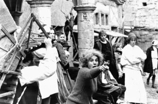 Η Αριάν Μνουσκίν τα βάζει με τους δράκους της Ιστορίας