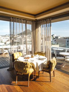 NEW Hotel Art Lounge & Lobby Bar: Το Art Lounge και το Lobby Bar, τα δύο εστιατόρια του NEW Hotel, ανανεώνουν μενού και διάθεση, και υποδέχονται το καλοκαίρι