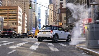 To MINI John Cooper Works στους δρόμους της Νέας Υόρκης