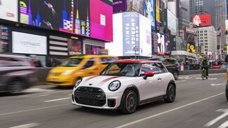To MINI John Cooper Works στους δρόμους της Νέας Υόρκης
