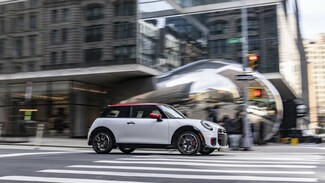 To MINI John Cooper Works στους δρόμους της Νέας Υόρκης