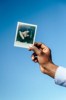 «Love, Chuck»: Εκεί που που η μόδα συναντά τη μουσική, την τέχνη, την έκφραση
