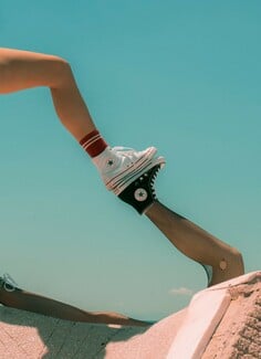 «Love, Chuck»: Εκεί που που η μόδα συναντά τη μουσική, την τέχνη, την έκφραση