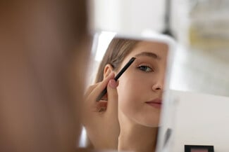 Statement look με 3 κινήσεις: Eyeliner, bronzer και μακιγιάζ ματιών για all-days στιλ