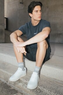 Η νέα συλλογή της Superdry συνδυάζει την ενέργεια του streetwear με cool καλοκαιρινά vibes