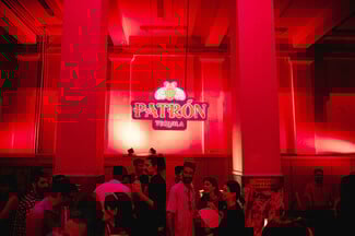 H Patrón γιόρτασε την Παγκόσμια Ημέρα Paloma σερβίροντας cocktail στο viral party του χώρου τέχνης Τhe Intermission
