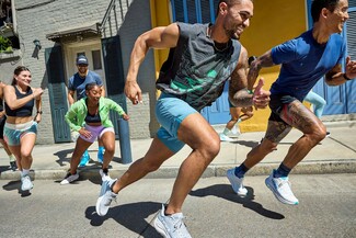 Η νέα εκδοχή του κλασικού sneaker της HOKA προσφέρει ακόμα πιο ομαλή διαδρομή