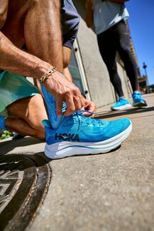 Η νέα εκδοχή του κλασικού sneaker της HOKA προσφέρει ακόμα πιο ομαλή διαδρομή