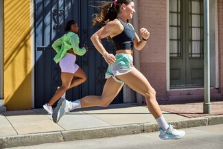 Η νέα εκδοχή του κλασικού sneaker της HOKA προσφέρει ακόμα πιο ομαλή διαδρομή