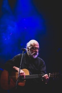 O Διονύσης Σαββόπουλος έρχεται στο Rockwave Festival «για να σμίξει παλιές κι αναμμένες τροχιές με το ροκ του μέλλοντός μας»!