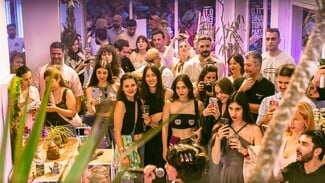 «Ό,τι είναι τώρα» — Το πάρτι του Μηλοκλέφτη που έκανε την Κυριακή να μοιάζει με Σάββατο