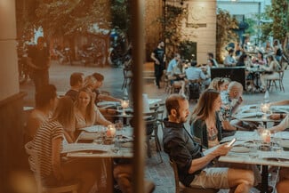 Dopios στη Γλυφάδα: Μεζέδες, κρασί και μοίρασμα με αύρα νοτίων προαστίων