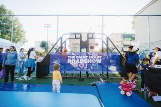 Το Giant Heart Roadshow της Novibet φέρνει ελπίδα και χαρά στις γειτονιές της πόλης