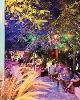 Stella’s Arnados: Ιταλική πίτσα και spritz στα καλντερίμια της Τήνου